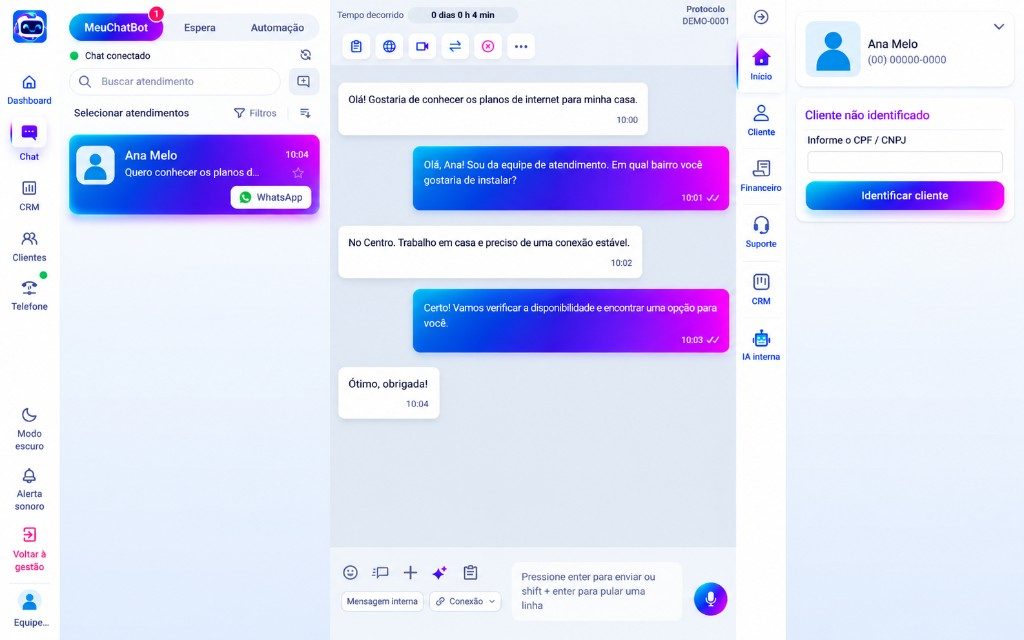 Painel do MeuChatbot com a fila de conversas, o histórico e os dados de quem está chamando.